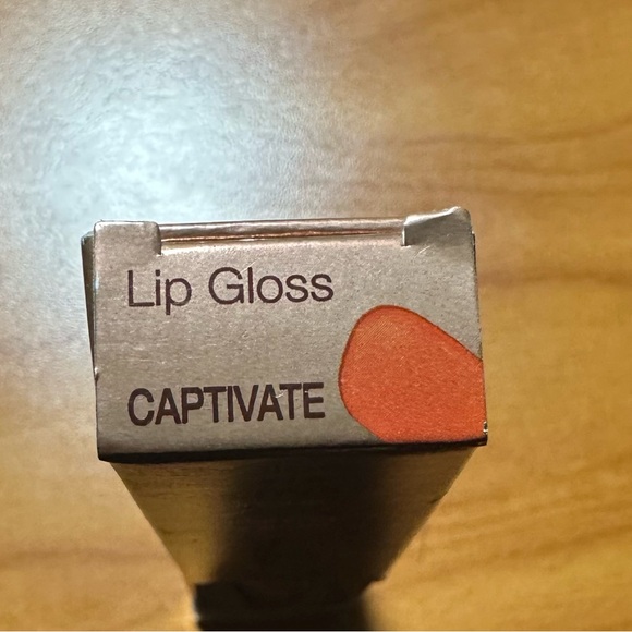 Mineral Fusion Lip Gloss - Captivating Brown - Picture 6 of 9